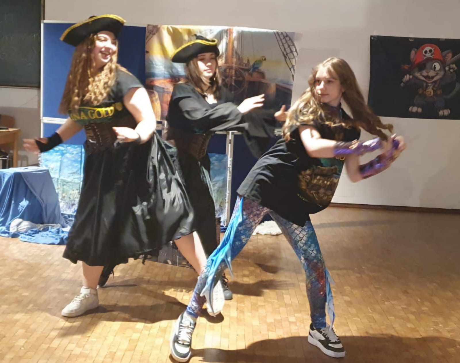 Piraten und Meerjungfrau tanzen